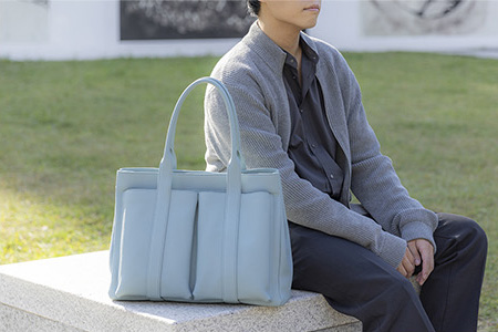 自立可能な革バッグ