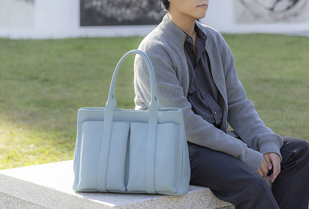 自立可能な革バッグ