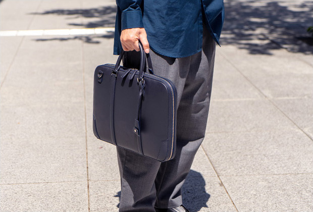 薄マチ革バッグ