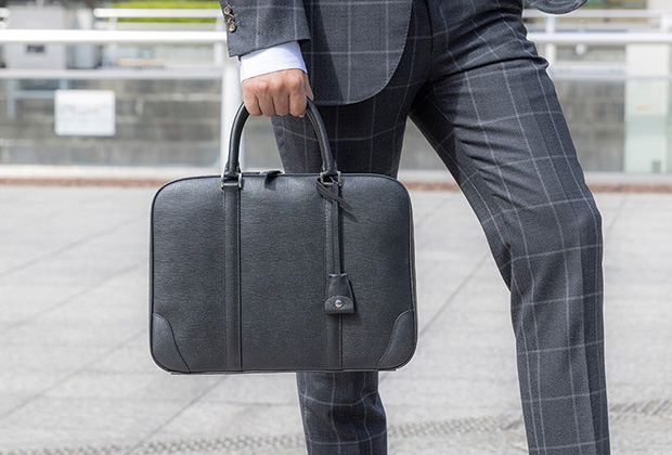 革バッグ ビジネスシーン