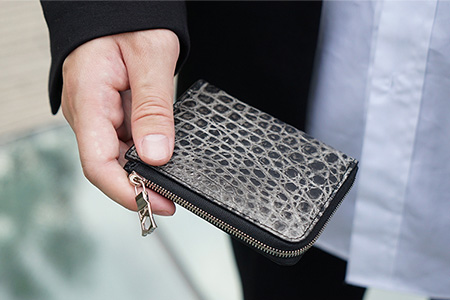 革の二つ折り財布