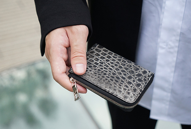 革の二つ折り財布