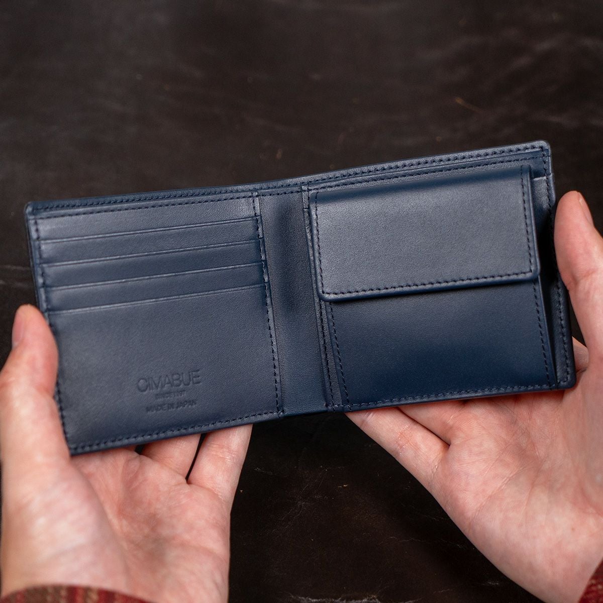 牛革ミニマル財布 ダークブルー マルゴー オープンスモールウォレット（ホックレス二つ折り財布） | 二